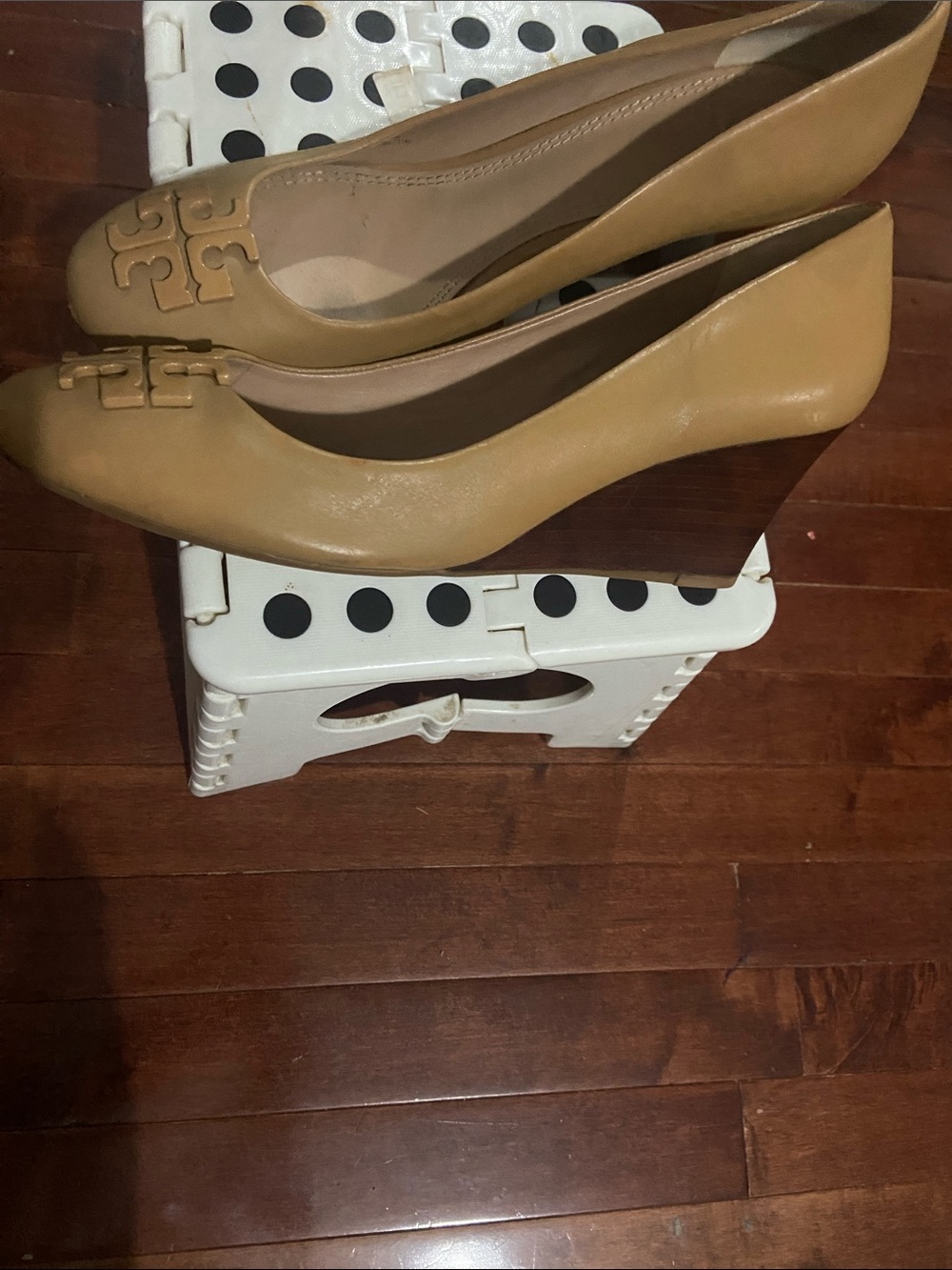 Tory Burch Tan Leather Logo Round-Toe Wedge Heels. Size 11 - Picture 6 of 6